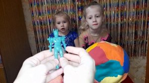 Беатрис и Вероника учимся играя распаковка волшебного киндер сюрприза. 10000....подарков