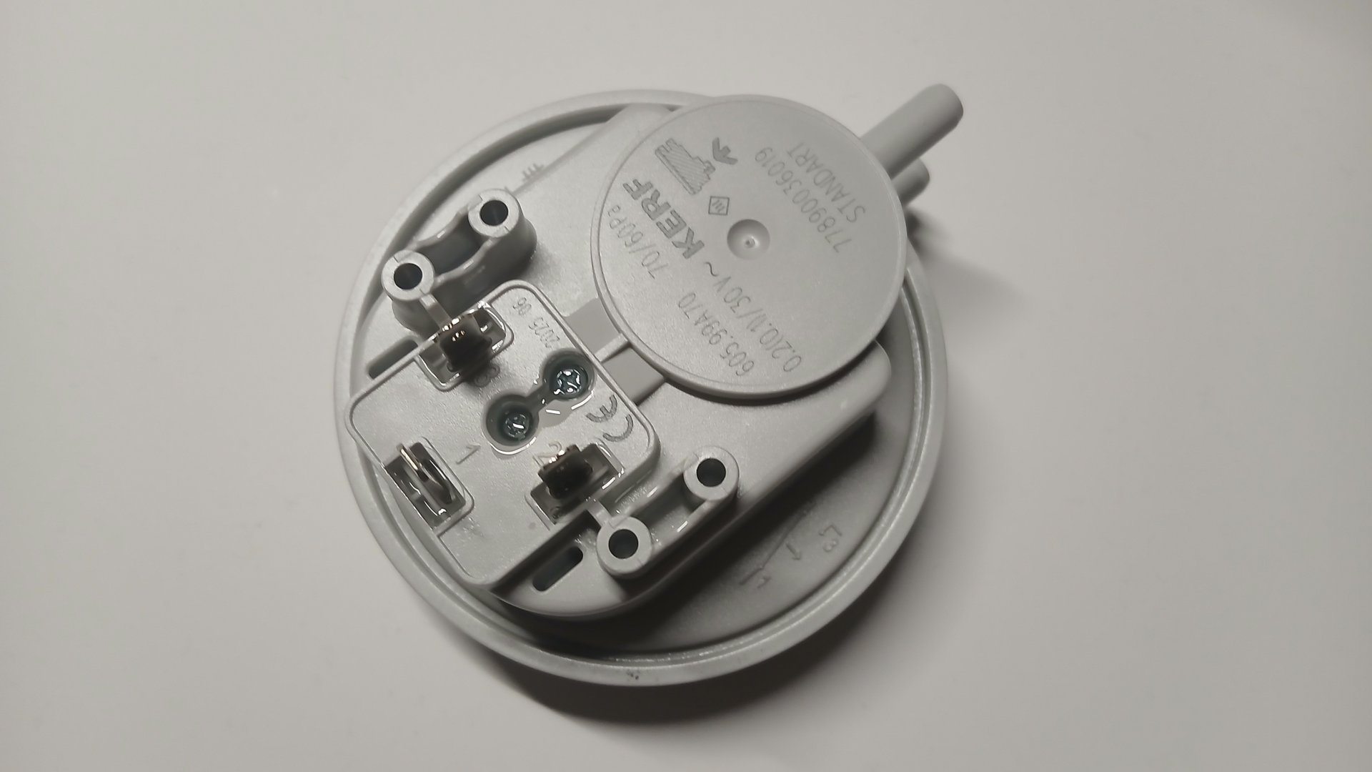 Показываю как выглядит пневмореле, прессостат для котлов Baxi смотреть онлайн