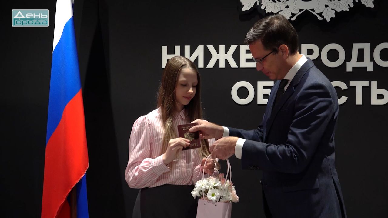 Юрий Шалабаев вручил ребятам паспорта в музее СВО смотреть онлайн