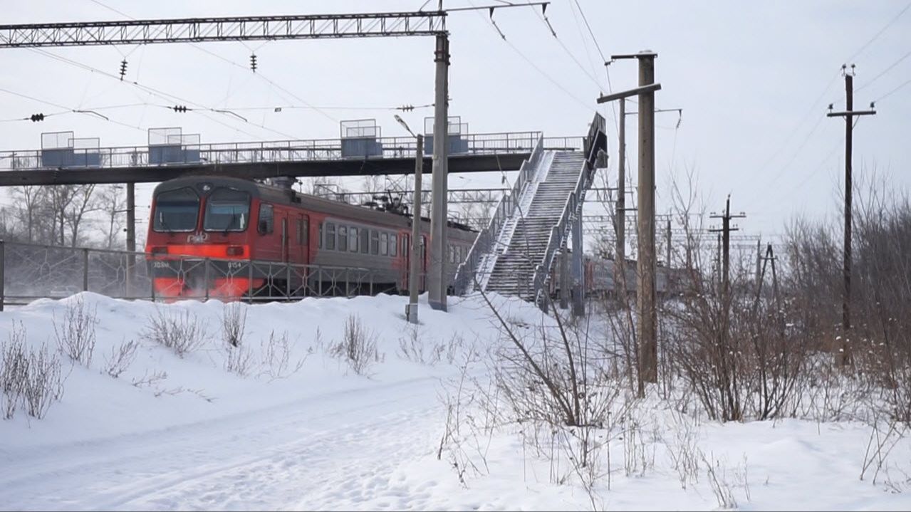 Электропоезд ЭД9М-0154. Отправление.
