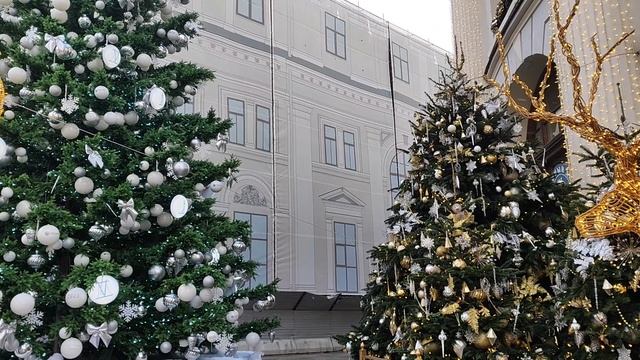 Новогодняя Москва. Нарядные ёлочки. Олень. Улица Ильинка. Зима в Москве. Декабрь 2025 смотреть онлайн