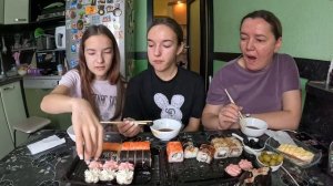 Роллы. Мукбанг с девочками #еда#вкусно#роллы
