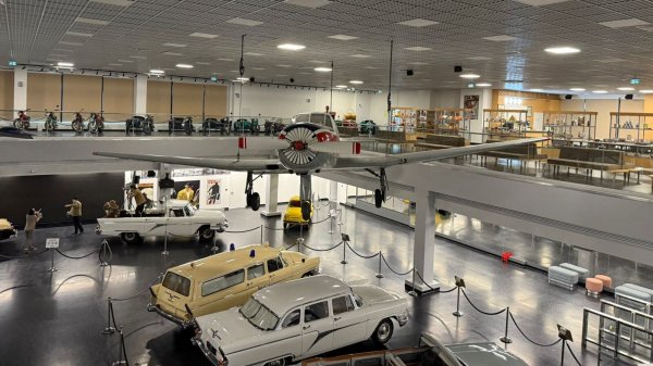 АвтоКиноВыставка Вадима Задорожного - инсталляция "Олимпиада 80"