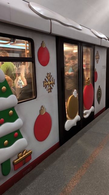 «Зимний» поезд Снеговик на Киевской 2025