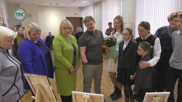 Необычная выставка: художник без рук рисует удивительные картины смотреть онлайн