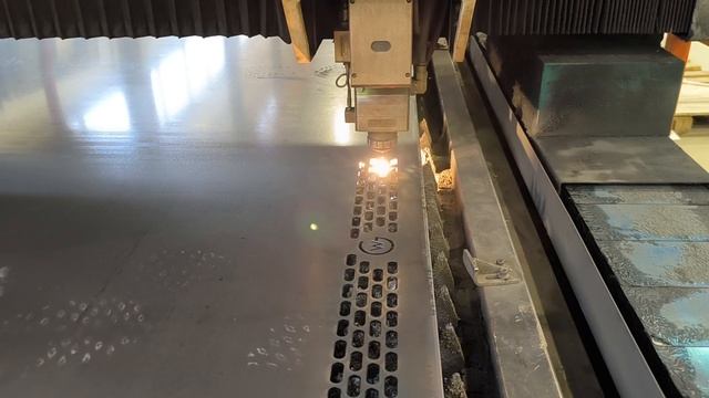 Лазерная перфорация нержавеющей стали 3 мм: процесс и результат | „Доминант“