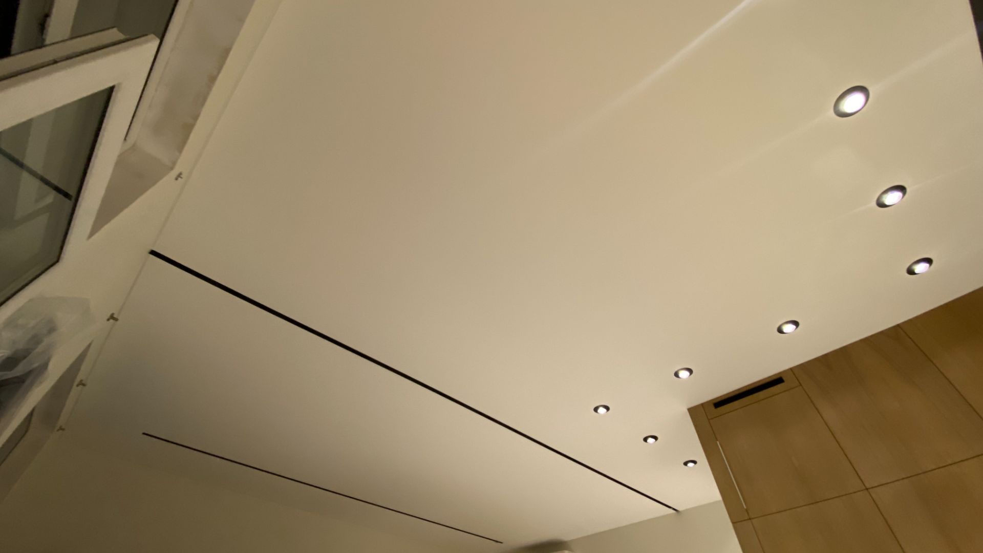 Тканевый потолок в гостиной с использованием профиля Slott Intruder для встройки треков в потолок. смотреть онлайн