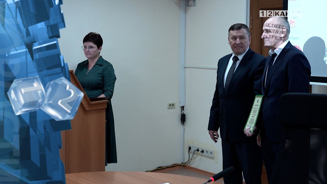 В администрации города рабочая неделя началась с торжественного награждения смотреть онлайн