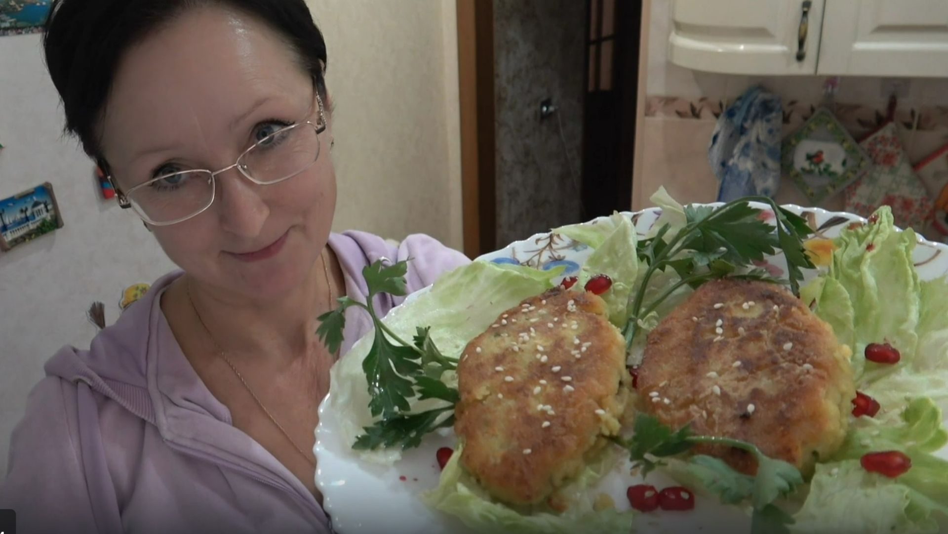 Декабрь 2025 г. Что в "хрущевском холодильнике" под окном :) Котлеты из чечевицы, понравились... смотреть онлайн