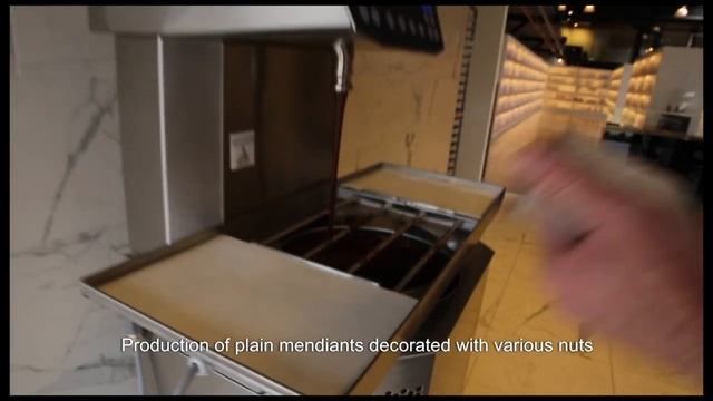 Линия для производства шоколадных изделий. Chocolate World Presents The CW12 + Mini 180 Mm Enrobing.