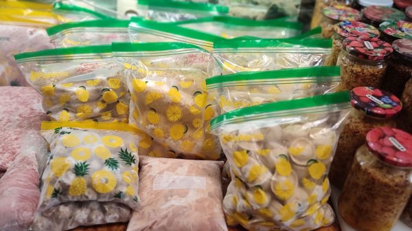 Заготовка полуфабрикатов в морозилку / Preparation of semi-finished products in the freezer