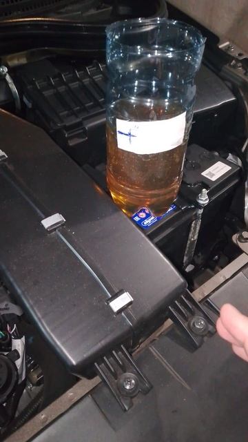 Заливаю 1й литр моторного масла 5-W-40 на Весту NG смотреть онлайн