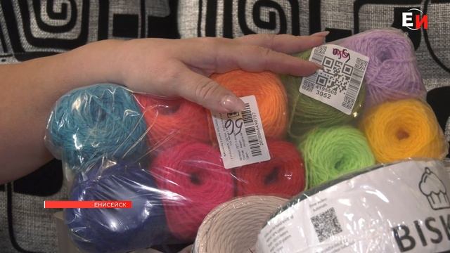 ИРИНА БЕЛОНОГОВА: МАСТЕРИЦА ИЗ ЕНИСЕЙСКА ВЯЖЕТ НОВОГОДНИЕ ИЗДЕЛИЯ смотреть онлайн