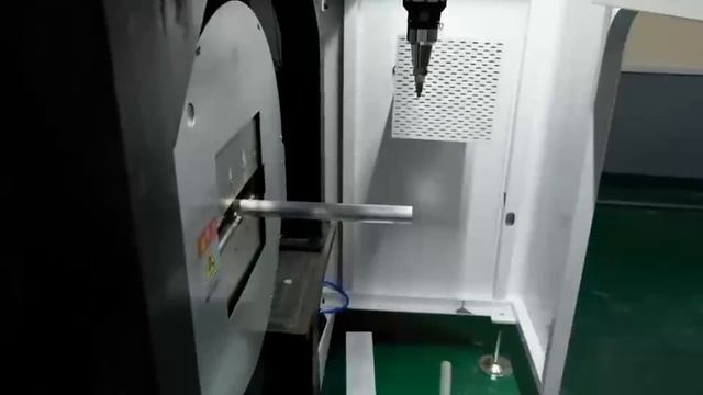 Снятие фаски с металлической трубы — демонстрация эффекта резки смотреть онлайн