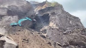 Добыча песка на каменистой горе экскаватором Kobelco sk 200. Индонезия.