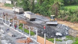 Отличная работа!! Бульдозер SHANTUI и 25-тонные самосвалы заполняют большое озеро.