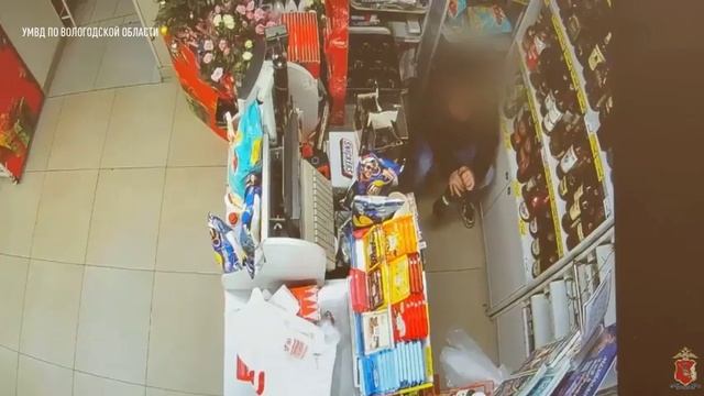 Нетрезвый череповчанин ночью проник в супермаркет, где наелся, выпил и поспал смотреть онлайн