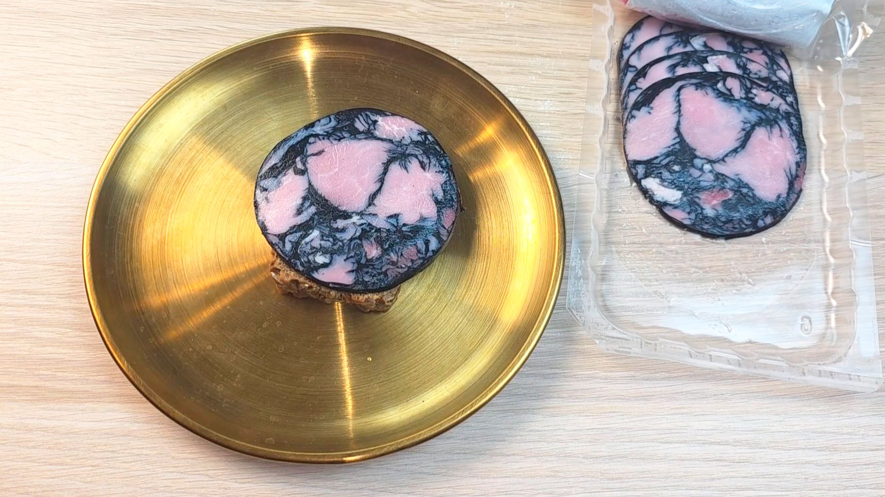 КОЛБАСА С ДРЕВЕСНЫМ УГЛЕМ И КРАБ РОЛЛ - ОБЗОР! смотреть онлайн