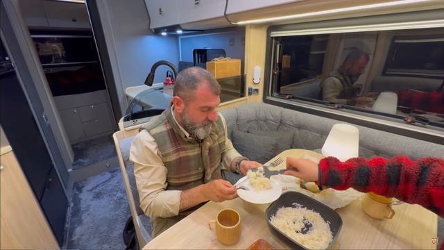 Atik Ailesi Кемпинг в сильный снегопад и дождь с двумя разными караванами смотреть онлайн