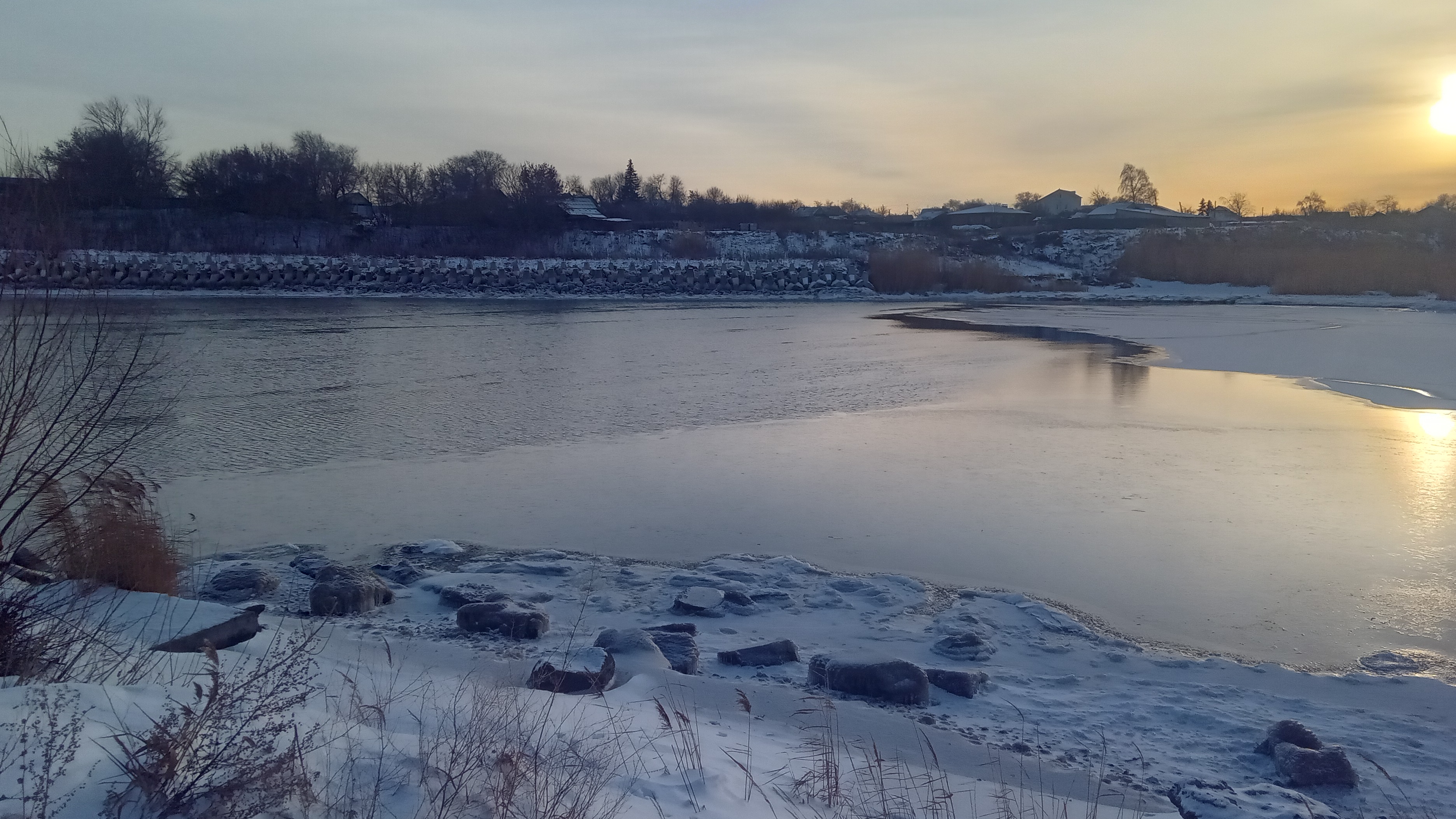 Начало становления льда на Волге,в Ульяновской области смотреть онлайн