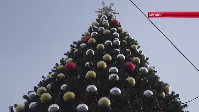ТК "Родной" В Кировске приступили к установке главной городской ёлки смотреть онлайн