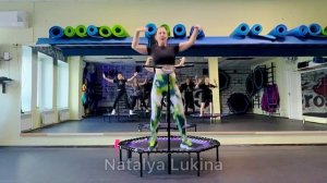 Полноценная тренировка джампинг-фитнес с акцентом на низ тела.