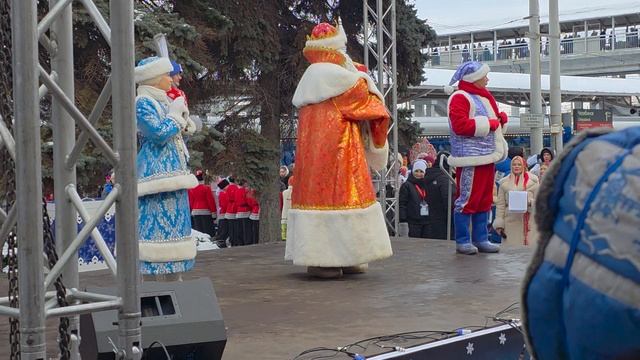 Поезд Деда Мороза и наши впечатления. Что и как было мы подробно указали в описании, читай ниже смотреть онлайн