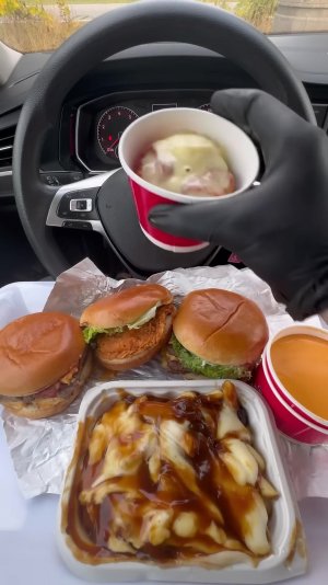 Небольшой перекус в дороге 🧑🏻🦰🍔🔥