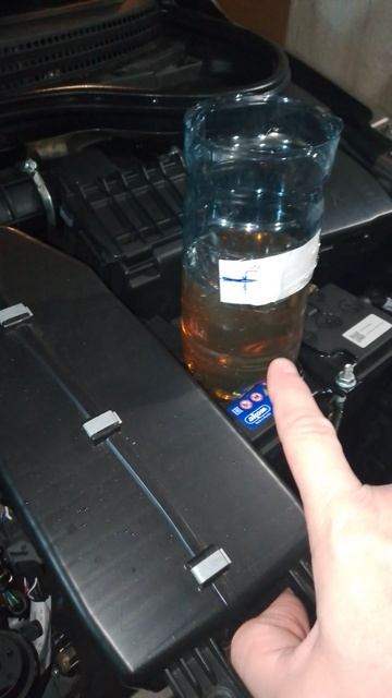 Четвёртый литр заливаю неполный не считая масла в масляном фильтре на 16кл двигателе Веста смотреть онлайн