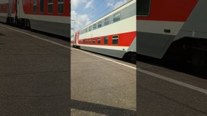 Поезда приезжают и отправляются со станции (там мой голос бабушкин и дедушкин не хейтите пожалуйста)