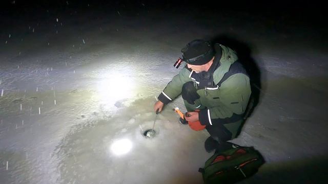 Попали в снежную бурю / Давление упало / Зимняя рыбалка непредсказуемая штука смотреть онлайн