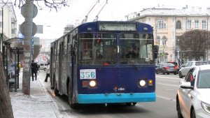 Троллейбус Екатеринбурга ЗиУ-682В [В00] борт. №356 маршрут 26 на остановке "Гостиница Центральная"