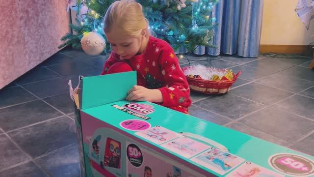 Распаковка и обзор кемпера ЛОЛ. Аня играет и показывает смотреть онлайн