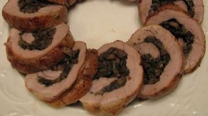 Рулет из свиной вырезки с грибами