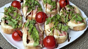 Горячие бутерброды с беконом и сыром.