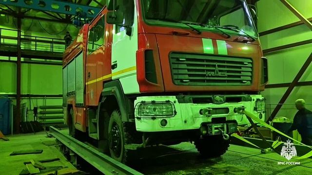 Сотрудники ВНИИПО МЧС России провели испытания пожарного автомобиля на стенде «Опрокидывание»