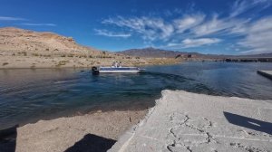 Кладём виниловый ламинат в лодке. Завозим материал. (PGLive)