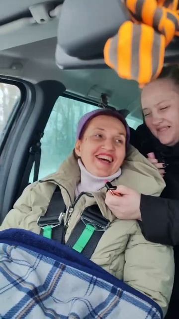 Жена у меня всегда хочет быть красивой 😅 даже когда трясет в машине 🤣 #красотвспасетмир #красота смотреть онлайн