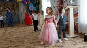 Красивый танец на выпуском балу. Москва