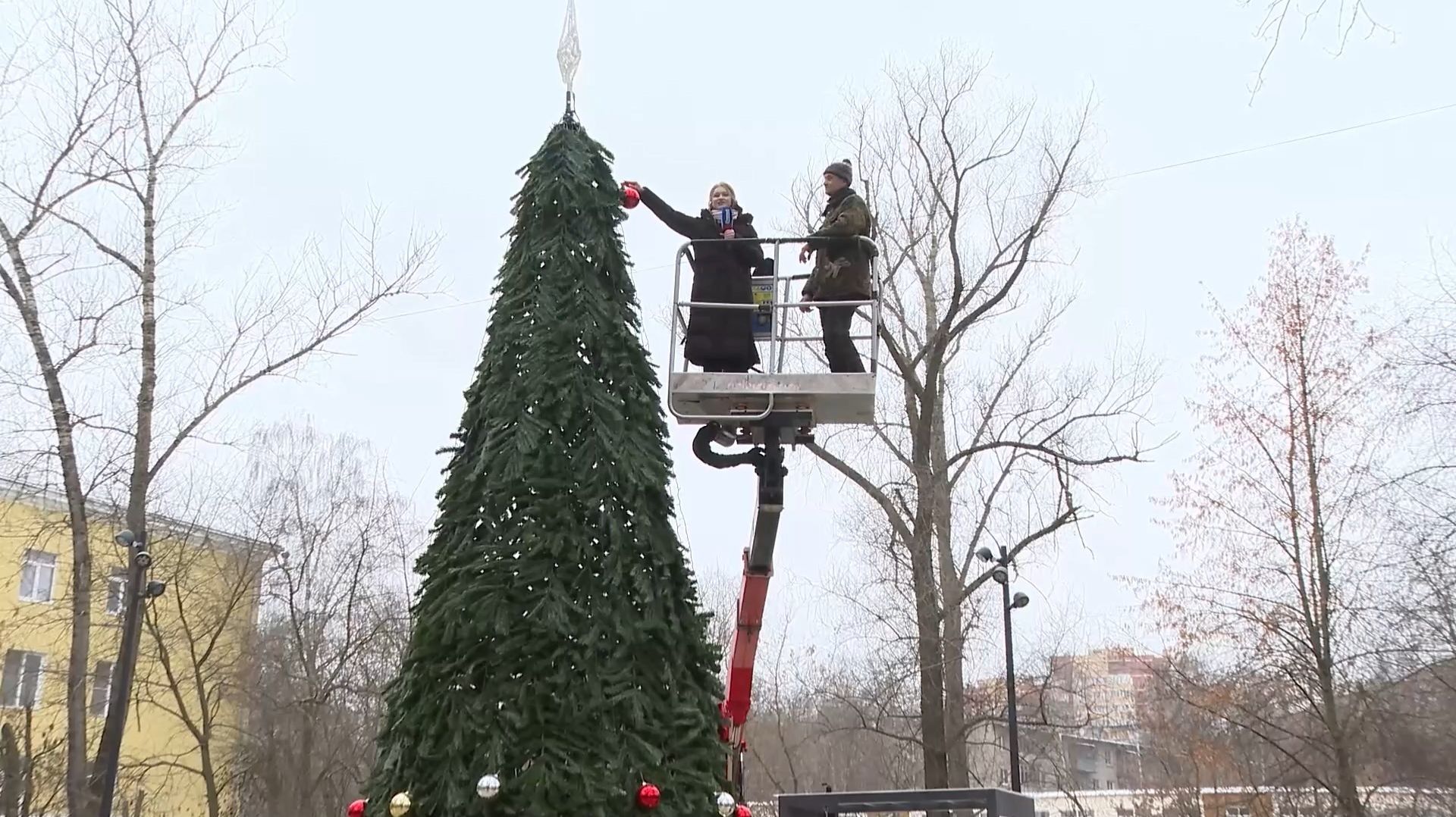 (12+) На аллее ветеранов установили ёлку высотой больше 7-ми метров смотреть онлайн