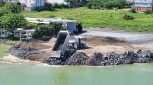 Оползень. Техника продолжает засыпать озеро камнем.