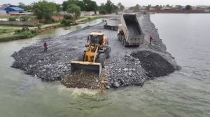 Интересный бульдозер Shantui, который 25-тонными самосвалами загоняет камни глубоко в Воду