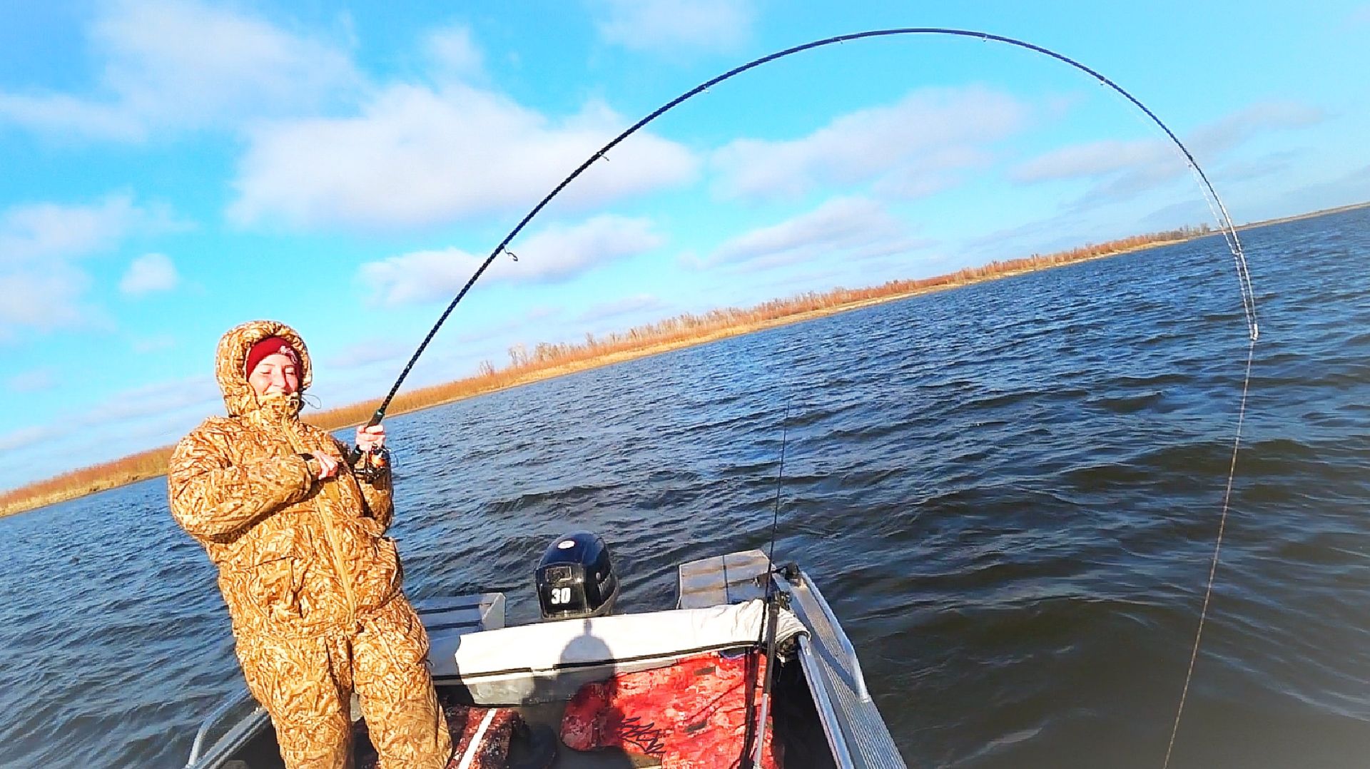 Я НЕ МОГУ ЕГО ВЫТАЩИТЬ! МОЖЕТ ЭТО ОСЁТР?! УДОЧКУ ВЫРЫВАЕТ ИЗ РУК! НА РЫБАЛКУ С ЖЕНОЙ. Зимняя рыбалка смотреть онлайн