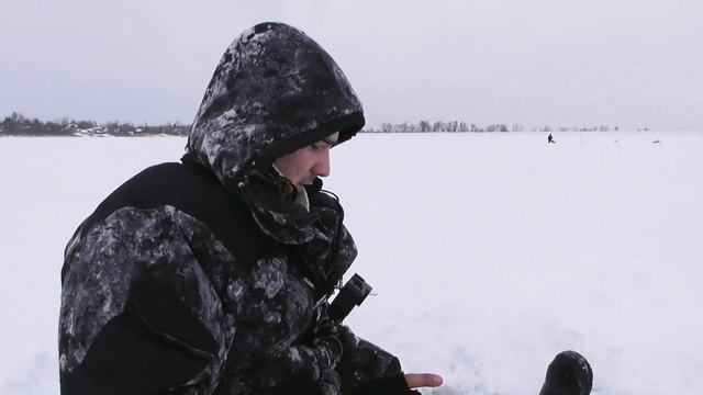 ЗИМНЯЯ РЫБАЛКА НА ВОДОХРАНИЛИЩЕ. ЛОВЛЯ ПЛОТВЫ И ПОДЛЕЩИКА.