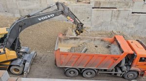 Вывоз временной насыпи при строительстве подпорных стен на Адмирала Октябрьского