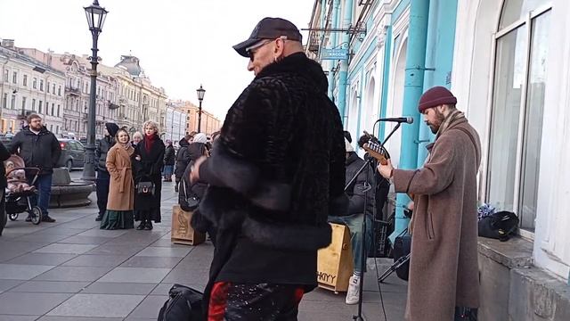 ТАНЦОР МАЙКЛ ПОДДЕРЖАЛ УЛИЧНЫХ МУЗЫКАНТОВ смотреть онлайн