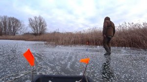 ОНО РАЗГИБАЕТ ЗАСТЁЖКИ!!! ЩУКА НА ЖЕРЛИЦЫ - ЗИМНЯЯ РЫБАЛКА ПО ПЕРВОМУ ЛЬДУ