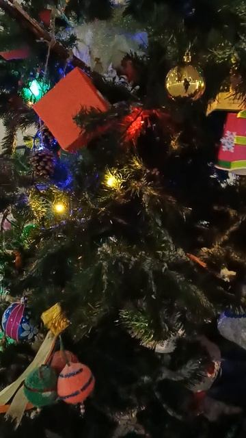 Новогодние ёлки 2026 С новым годом ! Ёлочка во дворе ЖК Меридиан с игрушками и гирляндой. Кайф. смотреть онлайн