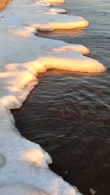 Саратовцам рассказали, как образуется прибрежный ледяной вал смотреть онлайн