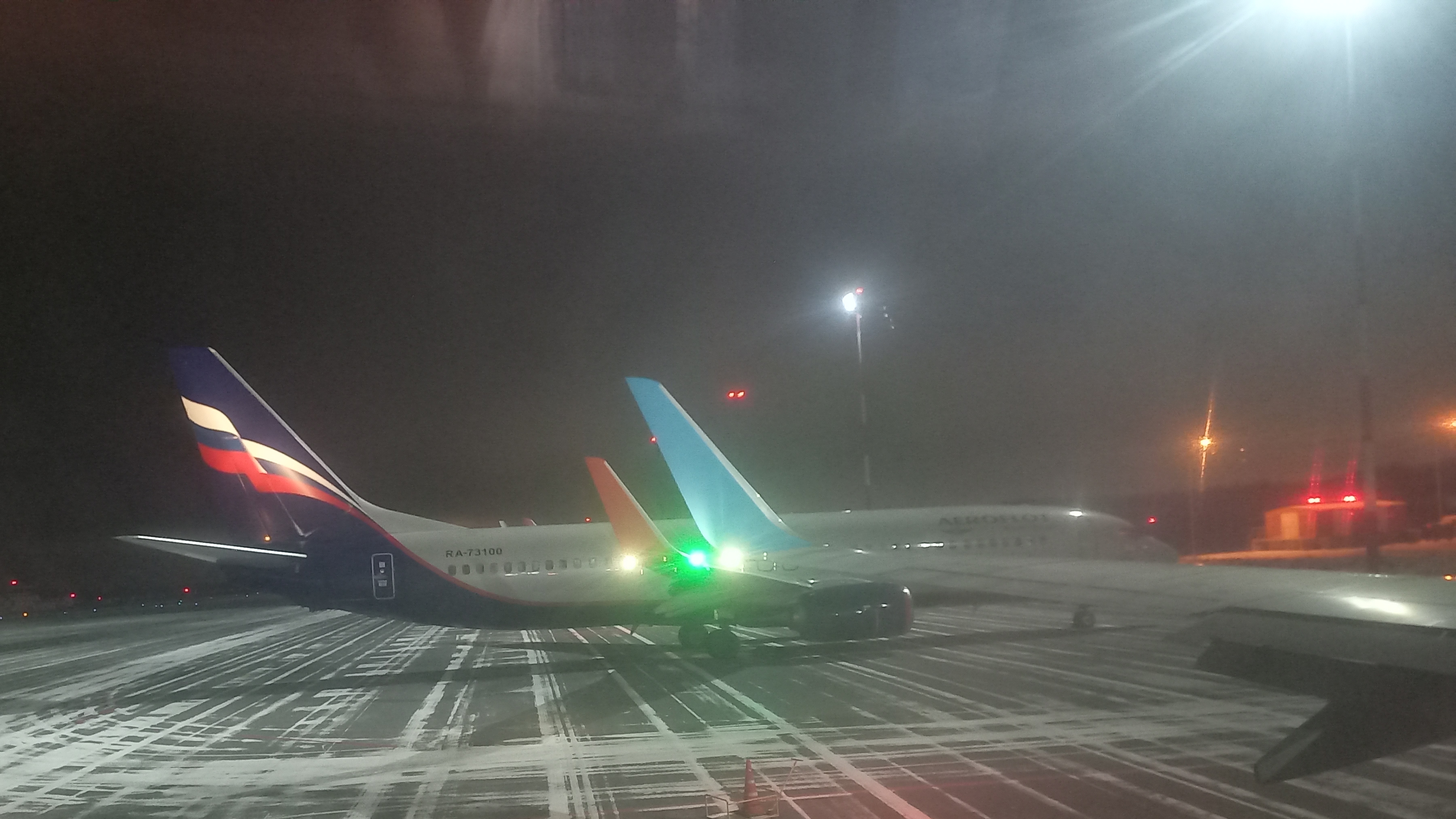 Боинг 737-800 садится в ночи смотреть онлайн